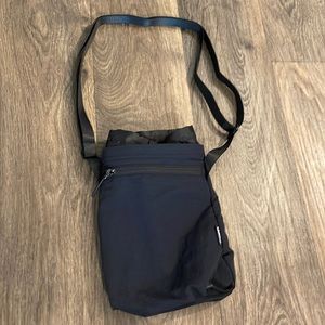 Lululemon Water bottle crossbody bag black